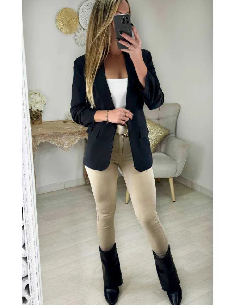 blazer_classique_noir_1.webp My Look Féminin Blazer classique noir Outlet