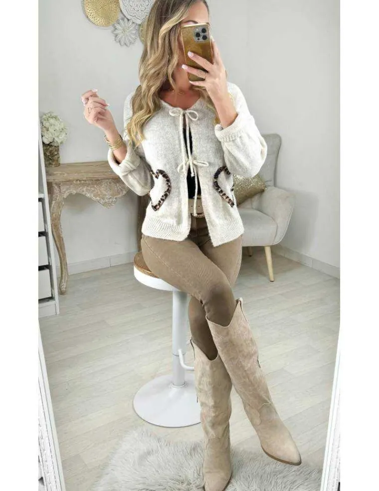 gilet_beige_en_maille_quo_0.webp My Look Féminin Gilet beige en maille "coeurs léo" Online