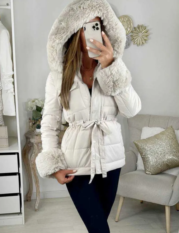 ma_doudoune_beige_quotcap_1.webp My Look Féminin Ma doudoune beige "capuche et poignets fourrure" Online