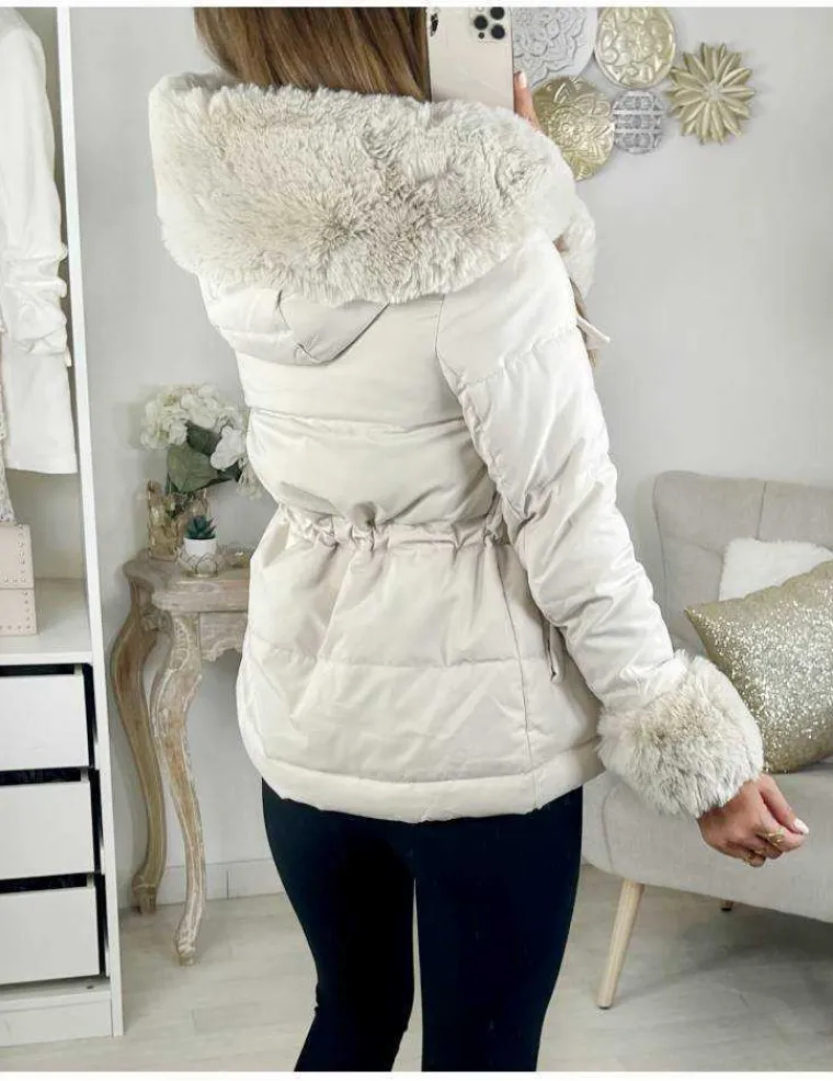 ma_doudoune_beige_quotcap_2.webp My Look Féminin Ma doudoune beige "capuche et poignets fourrure" Online