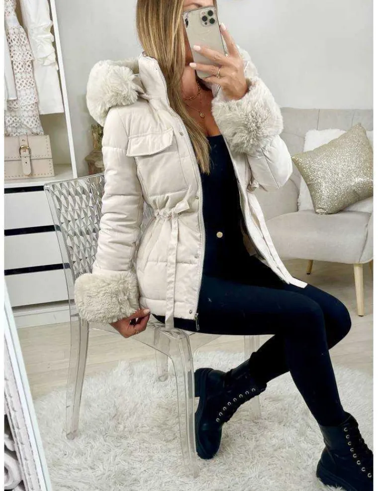 ma_doudoune_beige_quotcap_3.webp My Look Féminin Ma doudoune beige "capuche et poignets fourrure" Online