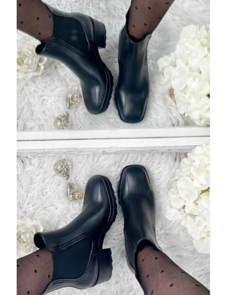 mes_bottines_chelsea_cran_1-1.webp My Look Féminin Mes bottines Chelsea crantées black basic Online