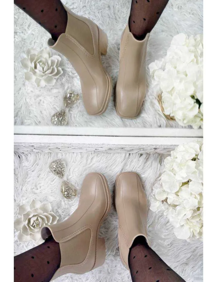 mes_bottines_chelsea_cran_1.webp My Look Féminin Mes bottines Chelsea crantées beige basic Online