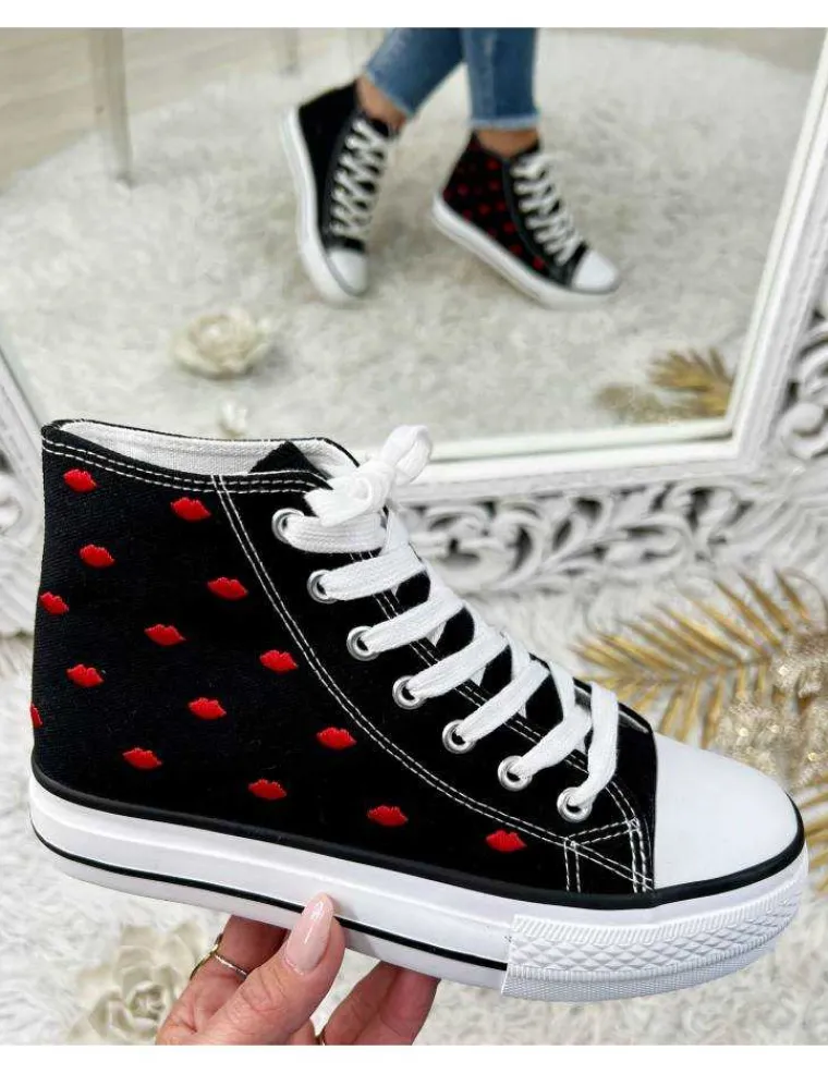 mes_petites_baskets_noire_0.webp My Look Féminin Mes petites baskets noires " red kiss" Fashion