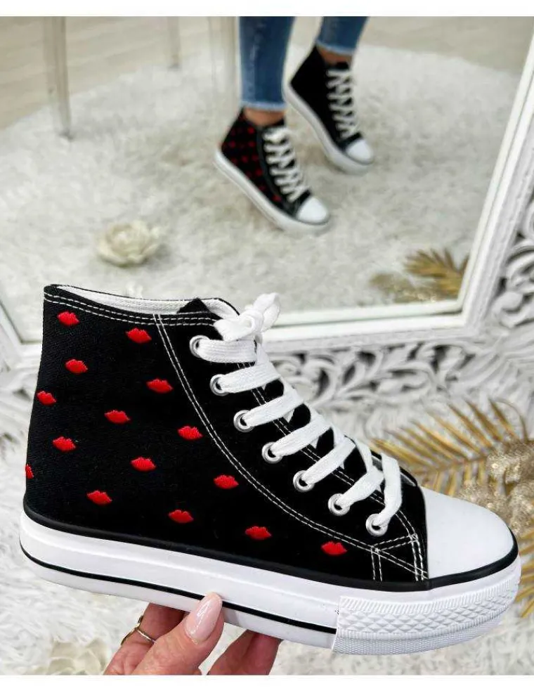 mes_petites_baskets_noire_1.webp My Look Féminin Mes petites baskets noires " red kiss" Fashion
