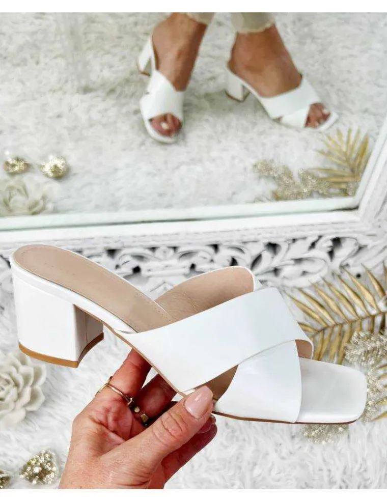 mes_petites_sandales_blan_0.webp My Look Féminin Mes petites sandales blanches style cuir croisées Fashion