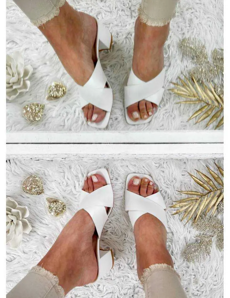 mes_petites_sandales_blan_1.webp My Look Féminin Mes petites sandales blanches style cuir croisées Fashion