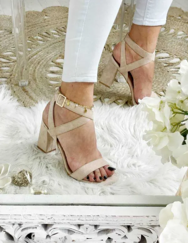 My Look Féminin Mes sandales à talons beige style daim et lanières New