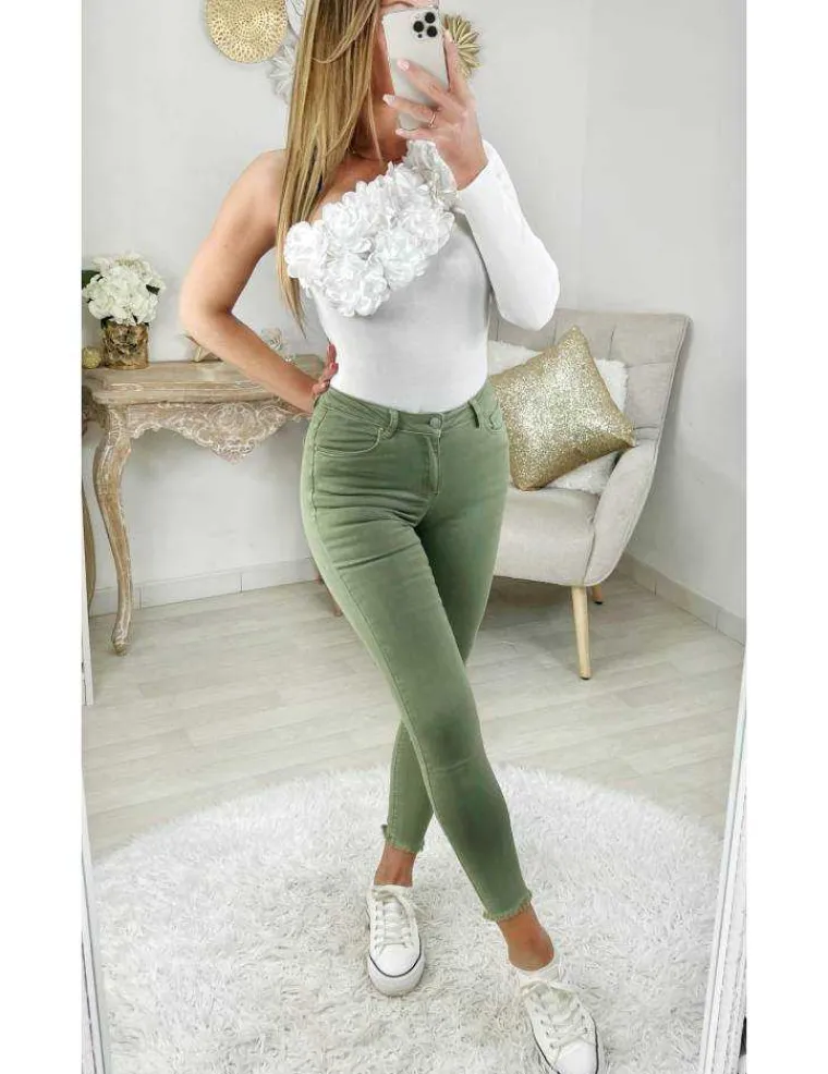 mon_joli_pull_blanc_quoto_0.webp My Look Féminin Mon joli pull blanc "one shoulder & flowers" Online