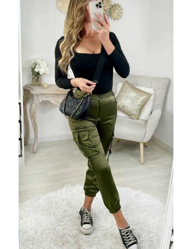 mon_pantalon_kaki_satin_q_0.webp My Look Féminin Mon pantalon kaki satiné "cargo" Outlet