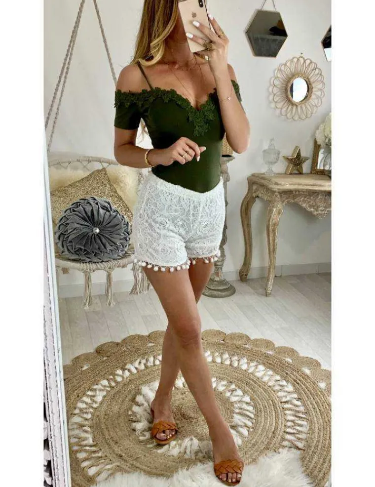mon_petit_short_blanc_quo_0.webp My Look Féminin Mon petit short blanc "dentelle et pompons" Discount