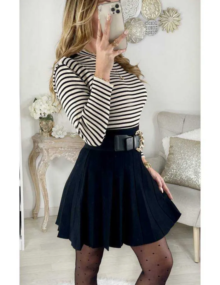 mon_pull_ray_blanc_et_noi_0.webp My Look Féminin Mon pull rayé blanc et noir "épaulé et jolis boutons" New