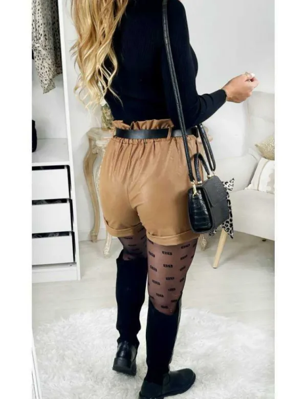 My Look Féminin Mon short camel style cuir et sa ceinture boucle dorée New