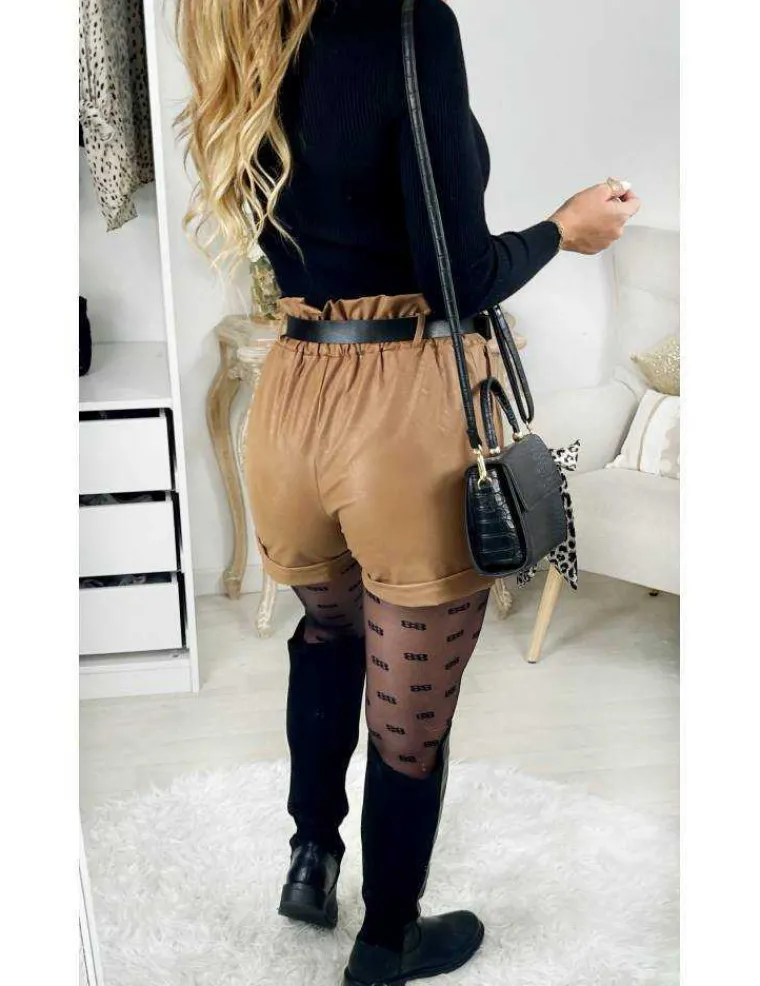 mon_short_camel_style_cui_1.webp My Look Féminin Mon short camel style cuir et sa ceinture boucle dorée New