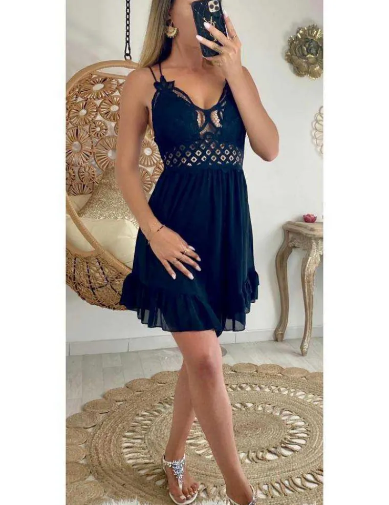 petite_robe_noire_quotbro_1.webp My Look Féminin Petite robe noire "broderies et dos croisé" New